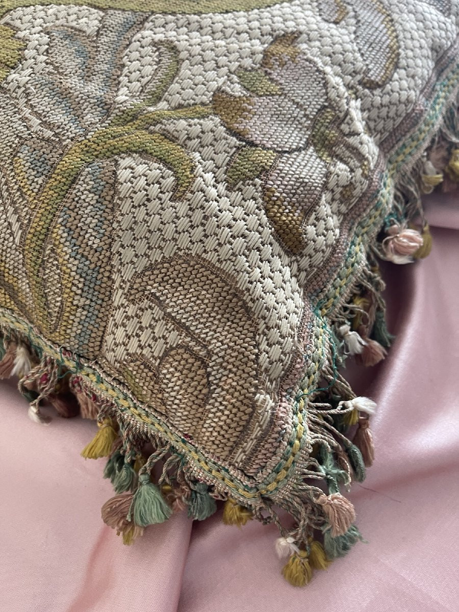 Coussin décoratif en étoffe ancienne brodée, soie et galon à pompons, fin XIXe-photo-4