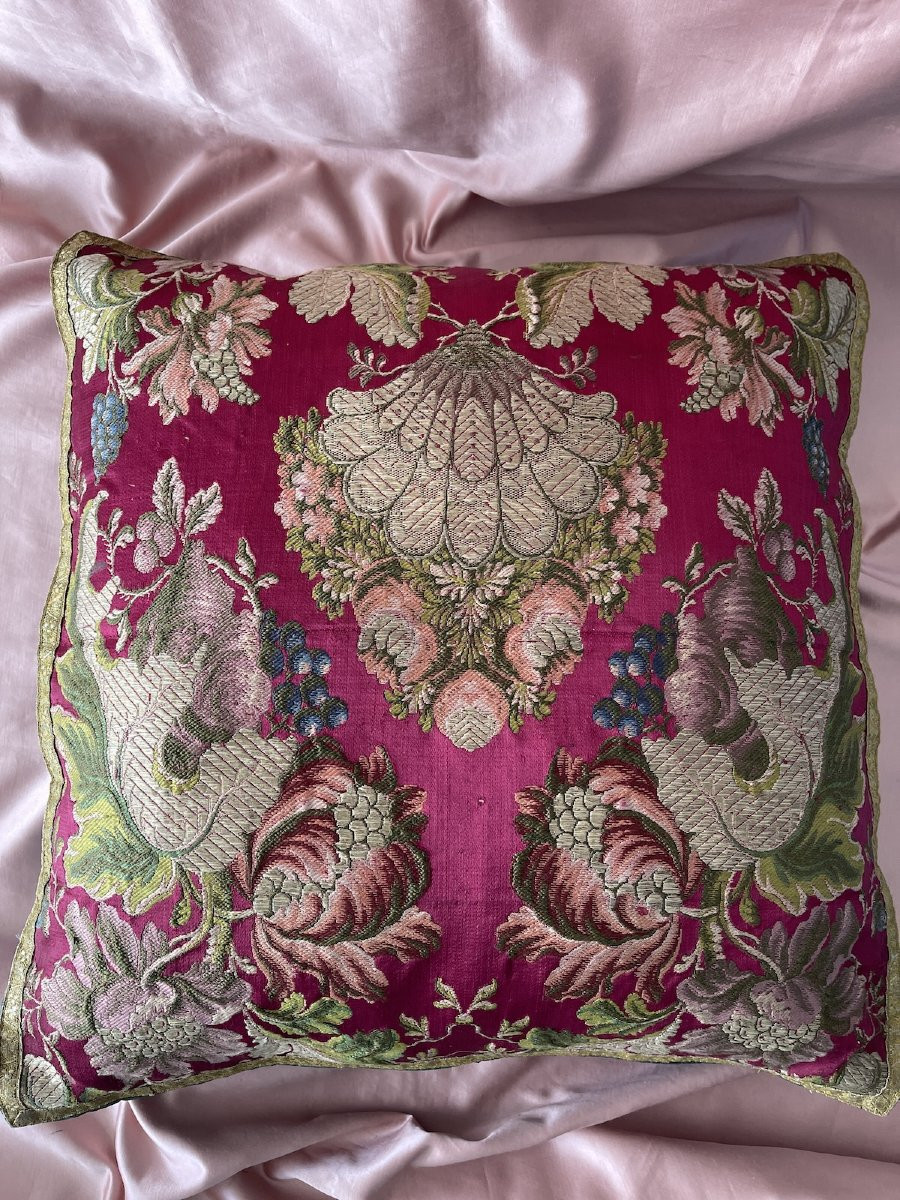 Coussin en soie brochée XIXème – Décor floral et fruitier sur fond fuchsia-photo-1