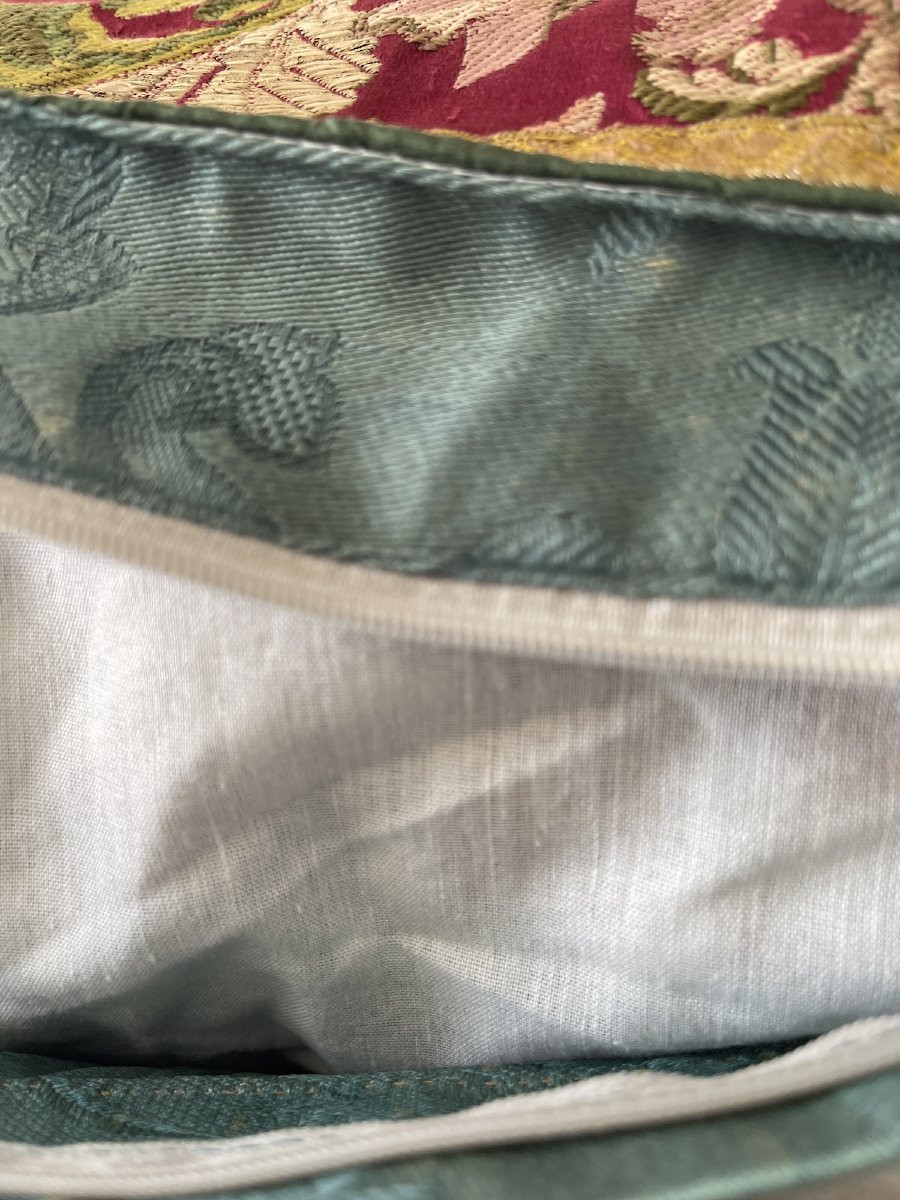 Coussin en soie brochée XIXème – Décor floral et fruitier sur fond fuchsia-photo-3