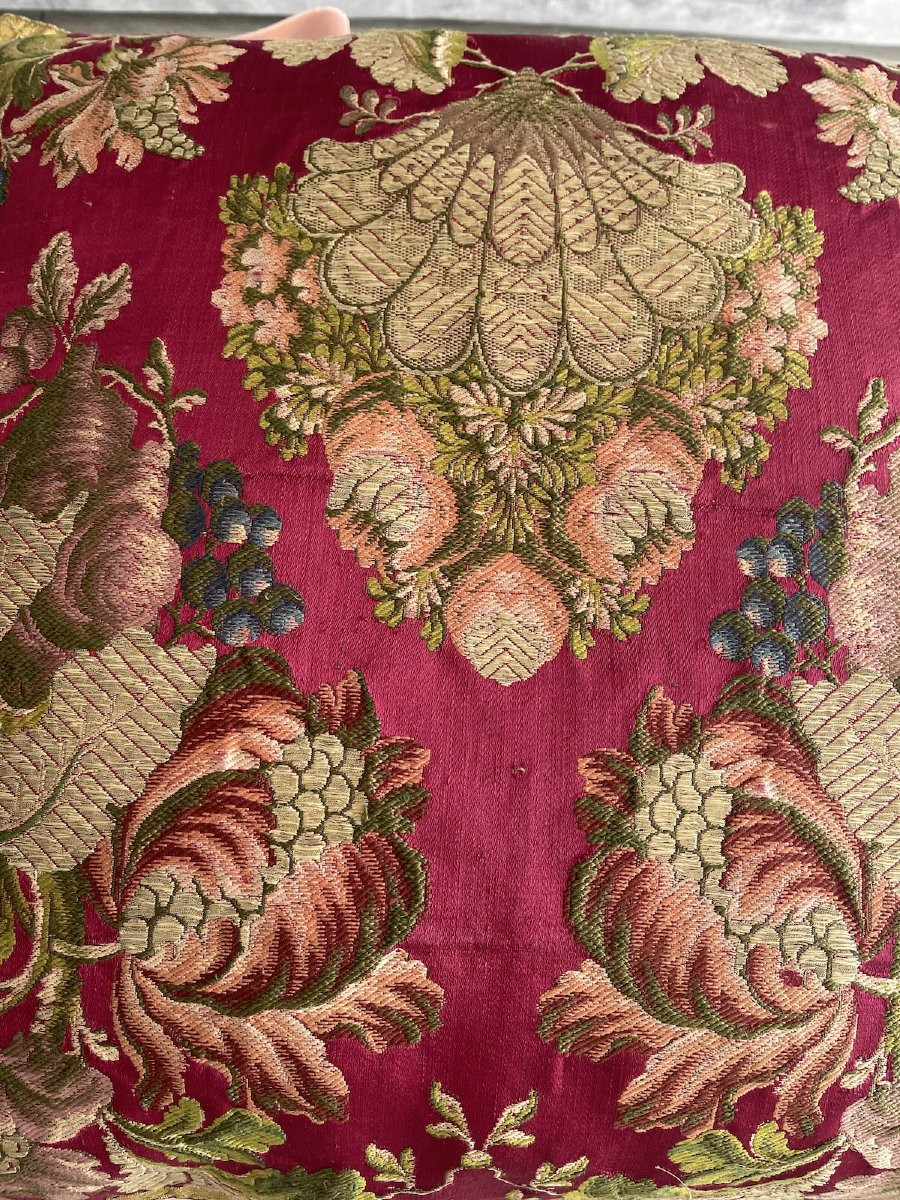 Coussin en soie brochée XIXème – Décor floral et fruitier sur fond fuchsia-photo-5