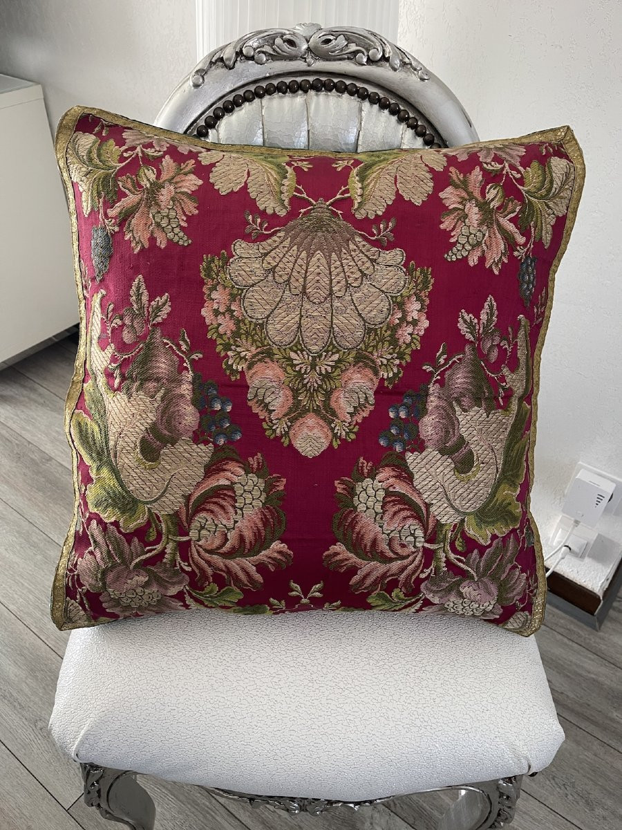 Coussin en soie brochée XIXème – Décor floral et fruitier sur fond fuchsia-photo-6