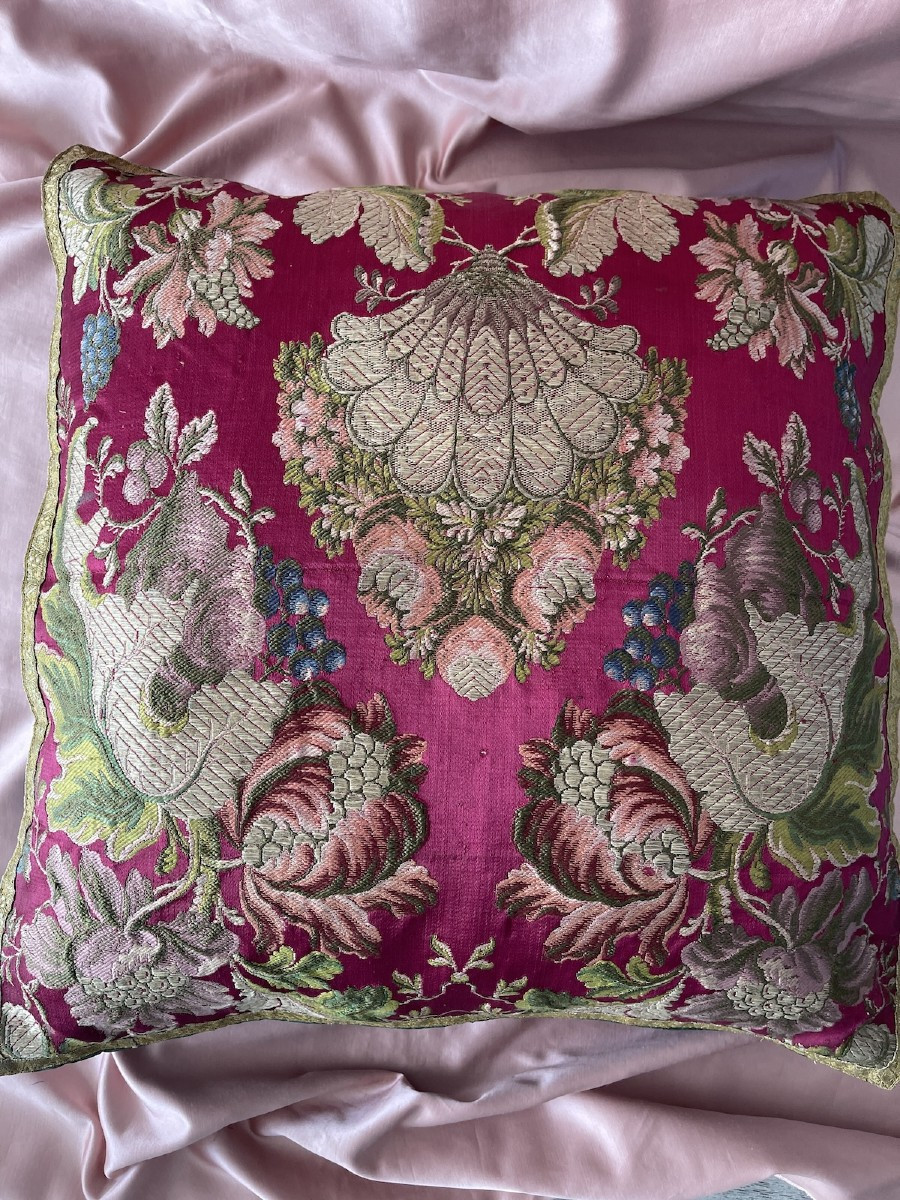 Coussin en soie brochée XIXème – Décor floral et fruitier sur fond fuchsia