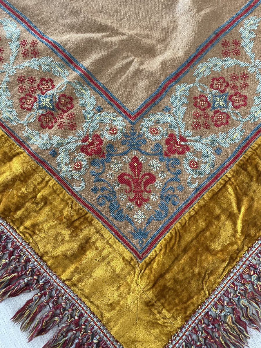 Second Table Or Chest Of Drawers Rug In Silk Velvet And Fleur-de-lys Embroidery-photo-6