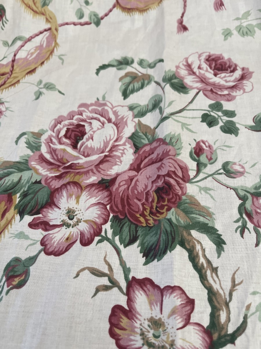 Paire de rideaux en chintz Sanderson, décor de roses enrubannées – Angleterre, XXe siècle-photo-1