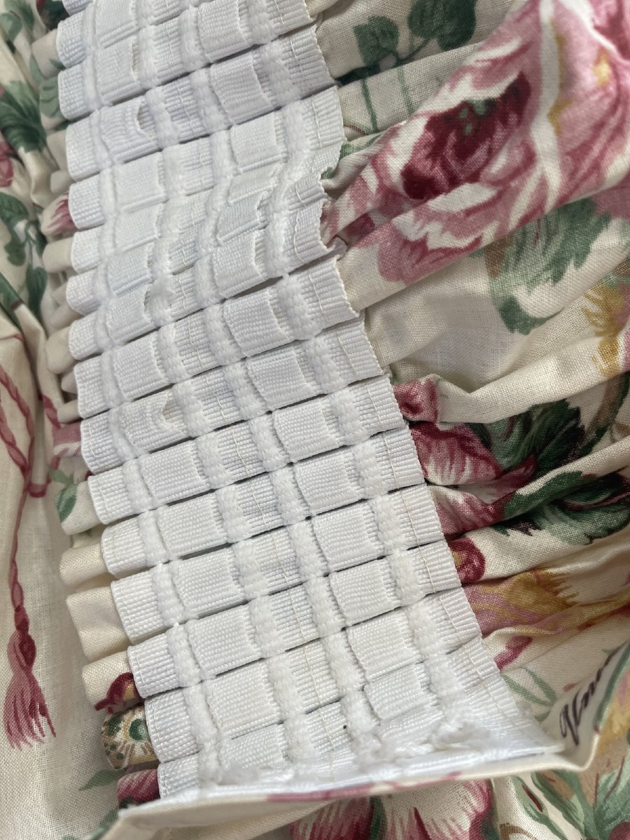 Paire de rideaux en chintz Sanderson, décor de roses enrubannées – Angleterre, XXe siècle-photo-7