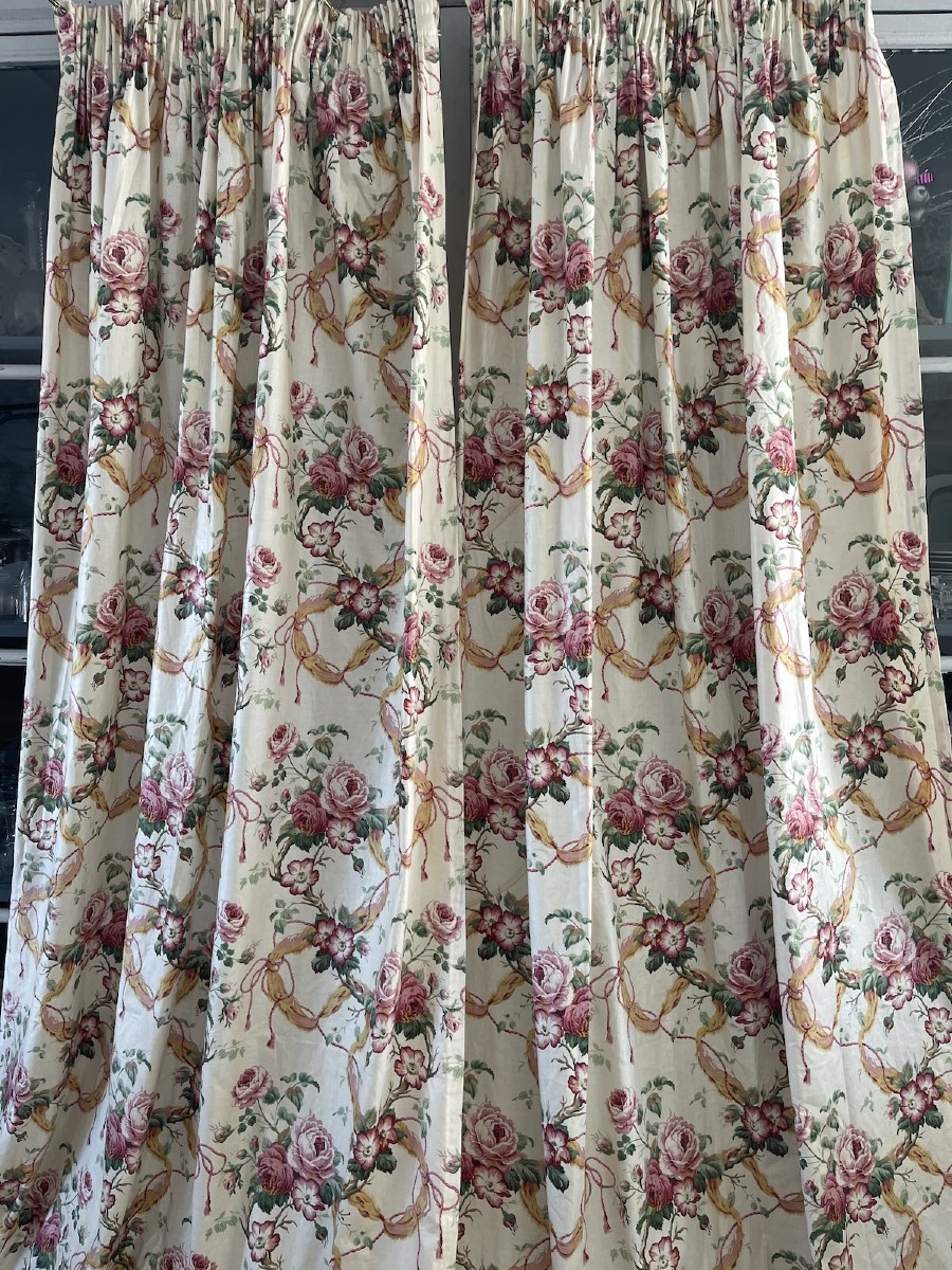 Paire de rideaux en chintz Sanderson, décor de roses enrubannées – Angleterre, XXe siècle