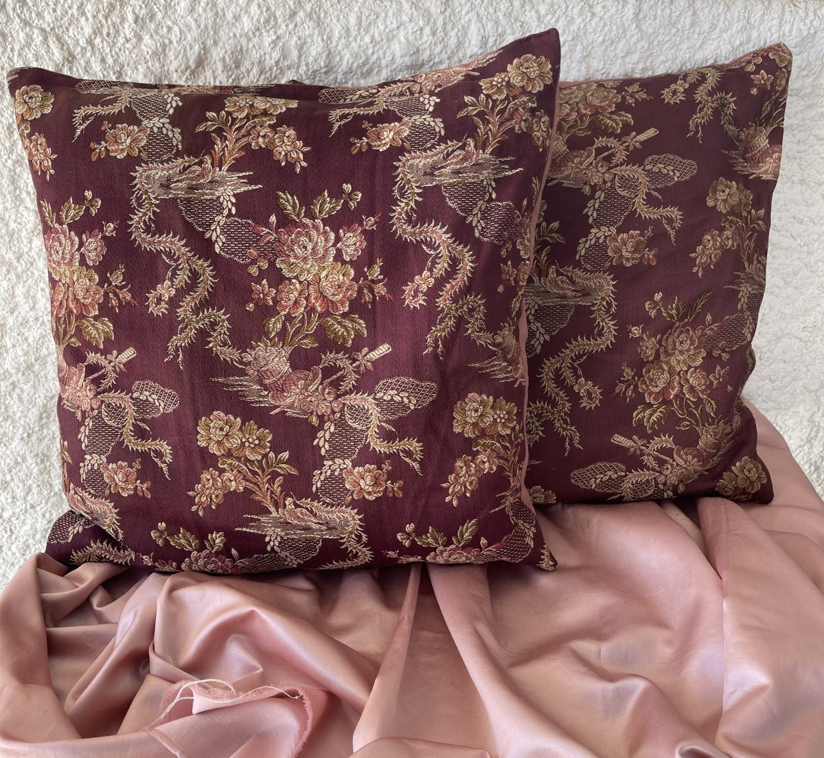 Paire de coussins en lin et soie– Époque XIXᵉ siècle .Décor XVIIIème-photo-2
