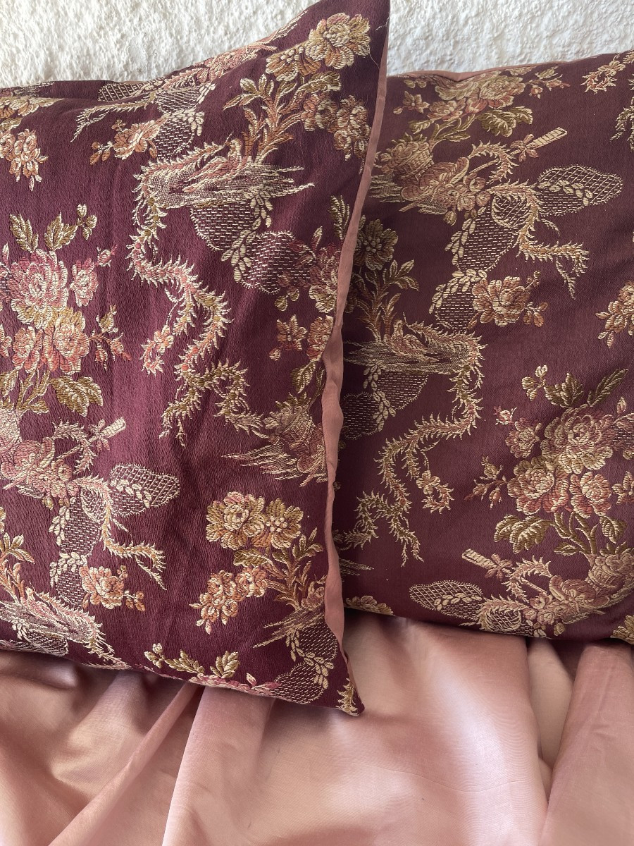 Paire de coussins en lin et soie– Époque XIXᵉ siècle .Décor XVIIIème