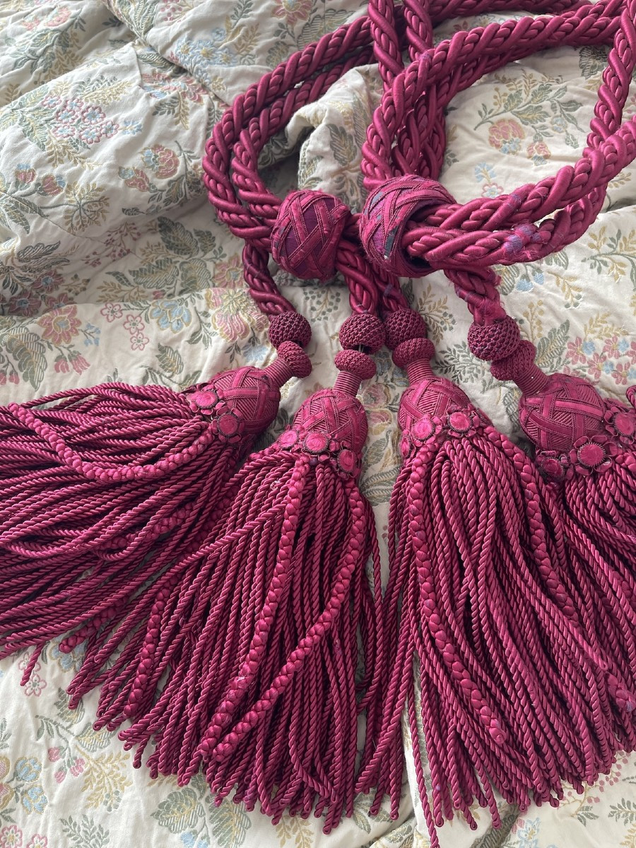 Paire d’embrases en passementerie ancienne, rose profond. 4 pompons et leur cordon