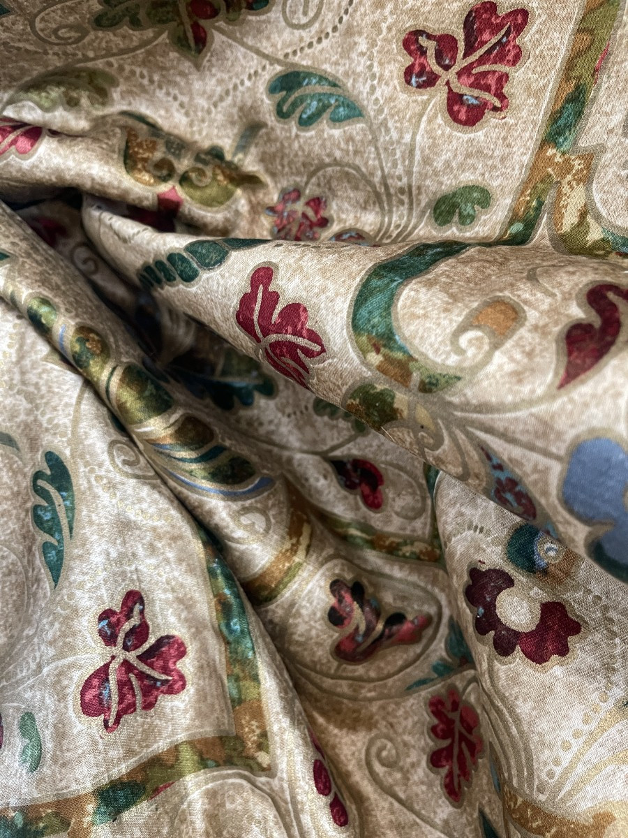 Premier Métrage de tissu ancien – Décor Renaissance ornemental