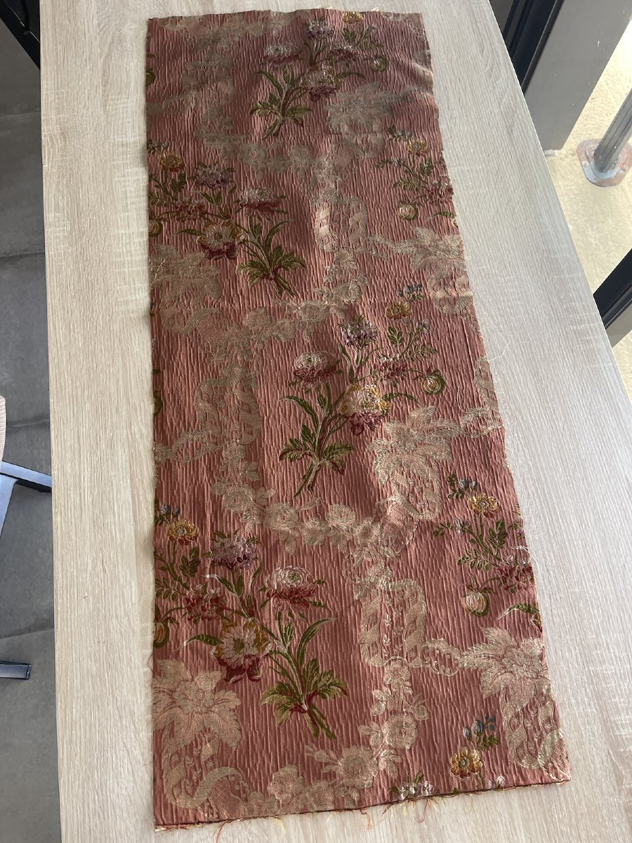 Fragment de soie Lyonnaise XIXème décors floraux tissés , coussin, encadrement, capitonnage-photo-2