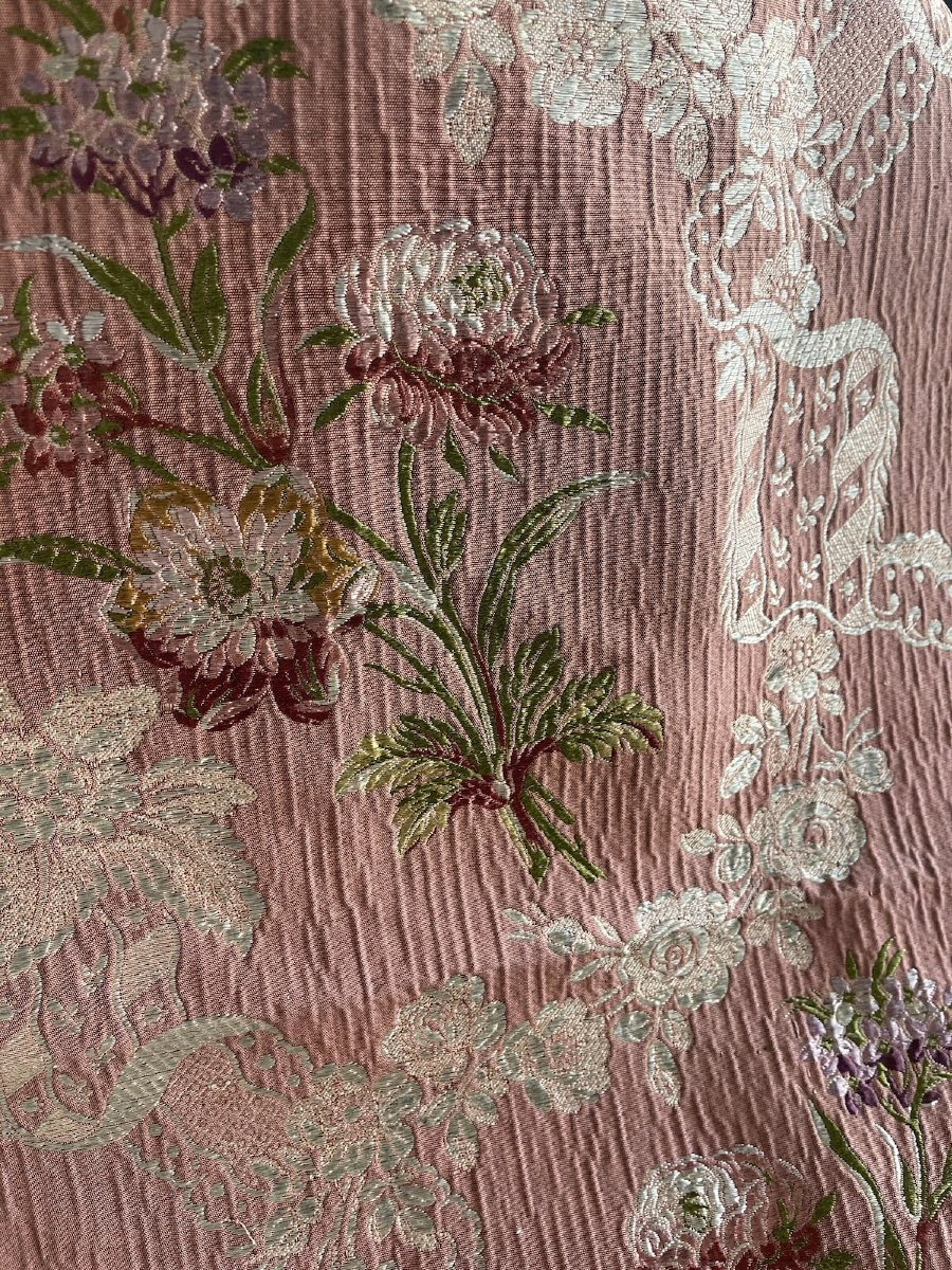 Fragment de soie Lyonnaise XIXème décors floraux tissés , coussin, encadrement, capitonnage-photo-1