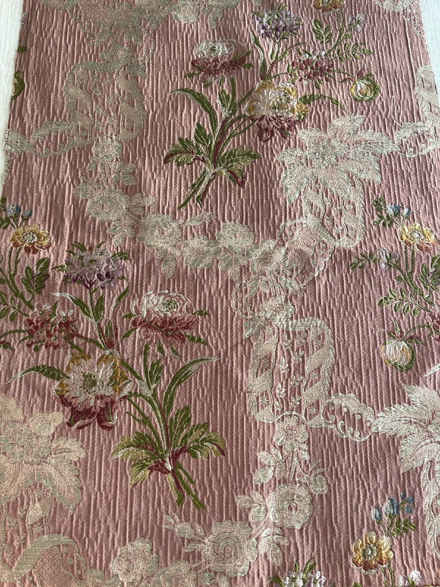 Fragment de soie Lyonnaise XIXème décors floraux tissés , coussin, encadrement, capitonnage-photo-4