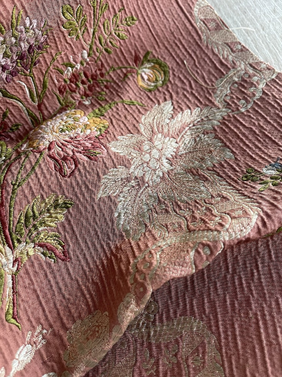 Fragment de soie Lyonnaise XIXème décors floraux tissés , coussin, encadrement, capitonnage