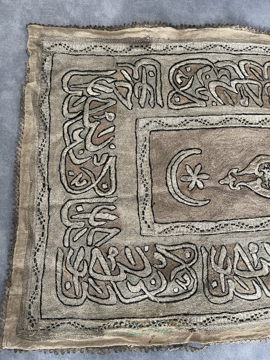 Tapis de table ou dessus de commode – Broderie ottomane aux fils d’argent – Écriture arabe-photo-2