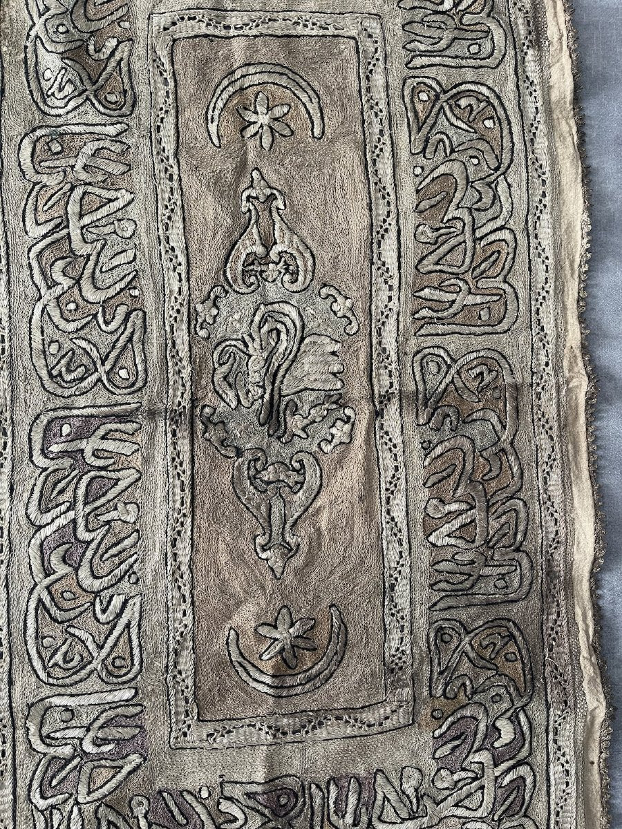 Tapis de table ou dessus de commode – Broderie ottomane aux fils d’argent – Écriture arabe-photo-4