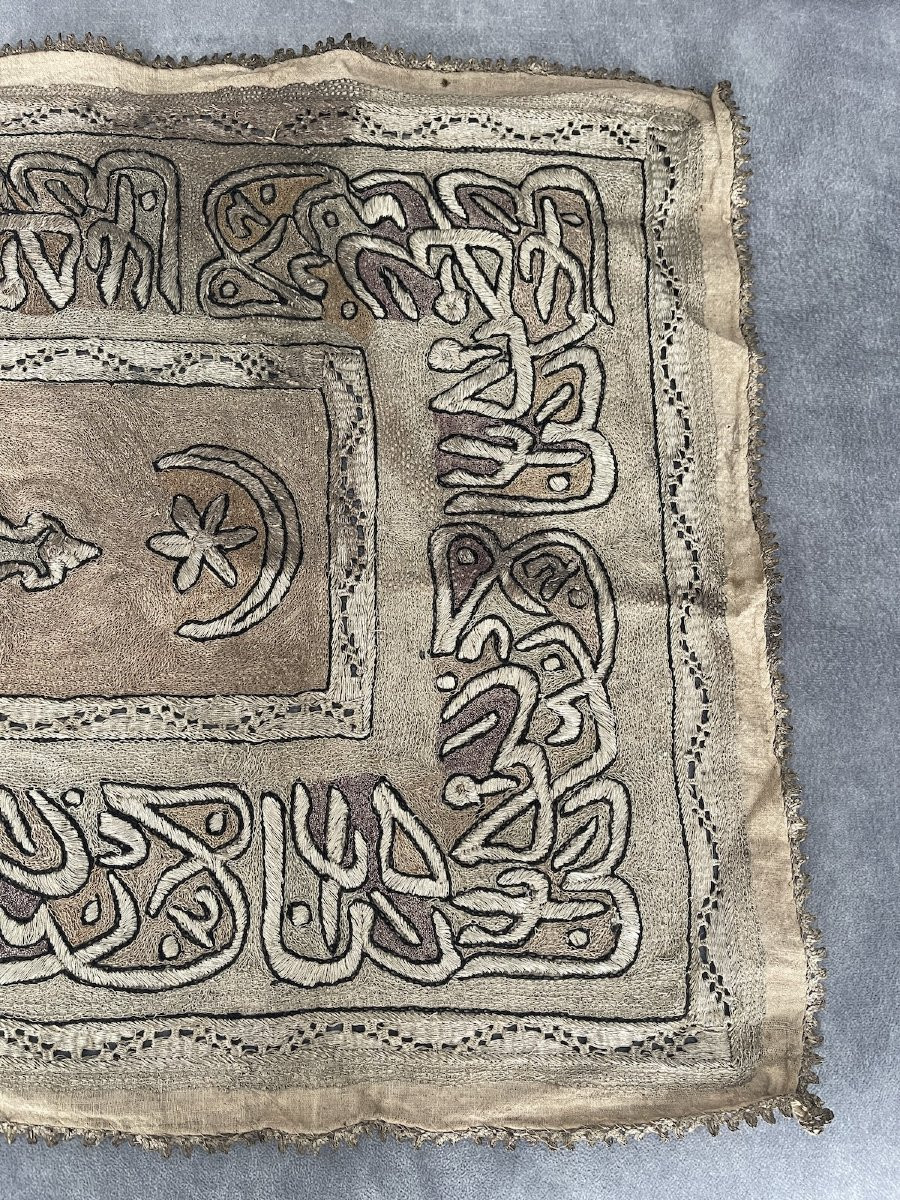 Tapis de table ou dessus de commode – Broderie ottomane aux fils d’argent – Écriture arabe-photo-3