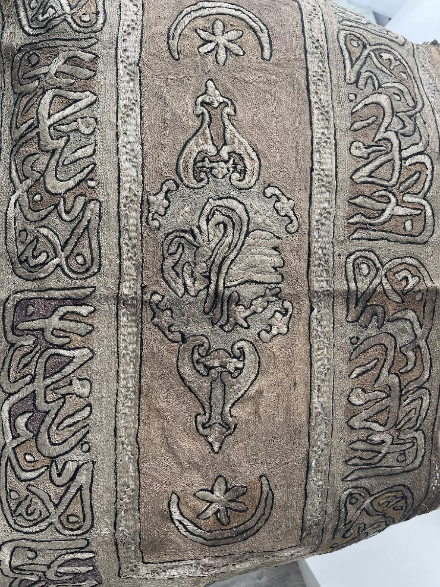 Tapis de table ou dessus de commode – Broderie ottomane aux fils d’argent – Écriture arabe-photo-5