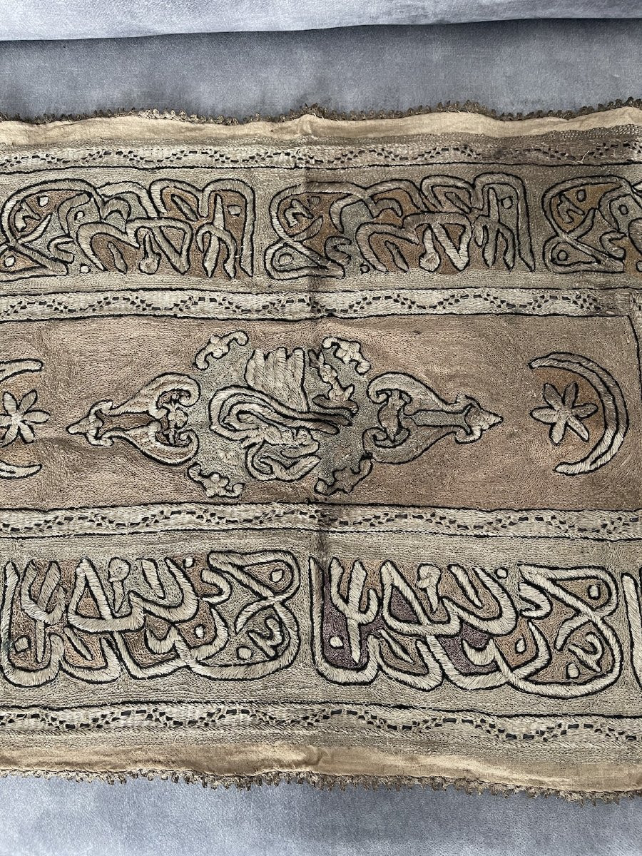 Tapis de table ou dessus de commode – Broderie ottomane aux fils d’argent – Écriture arabe-photo-6