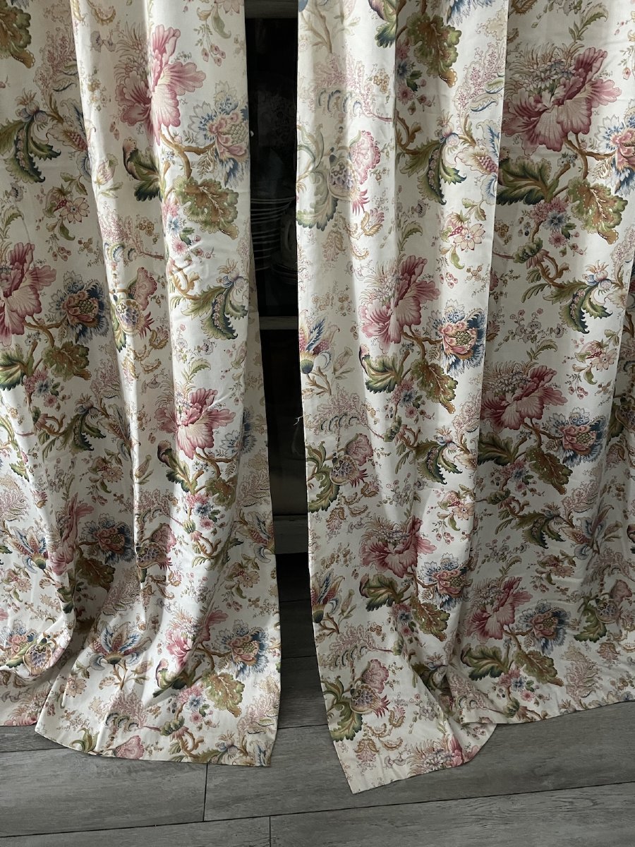 Paire de rideaux au décor floral stylisé, fond blanc-photo-2