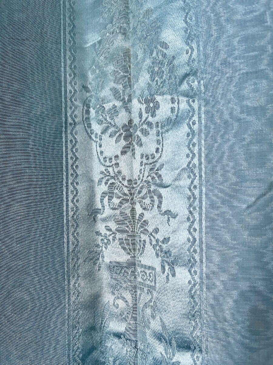 Paire De Rideaux En Soie Damas Bleu Ciel À Décor De Médaillons – Style Louis XVI-photo-2