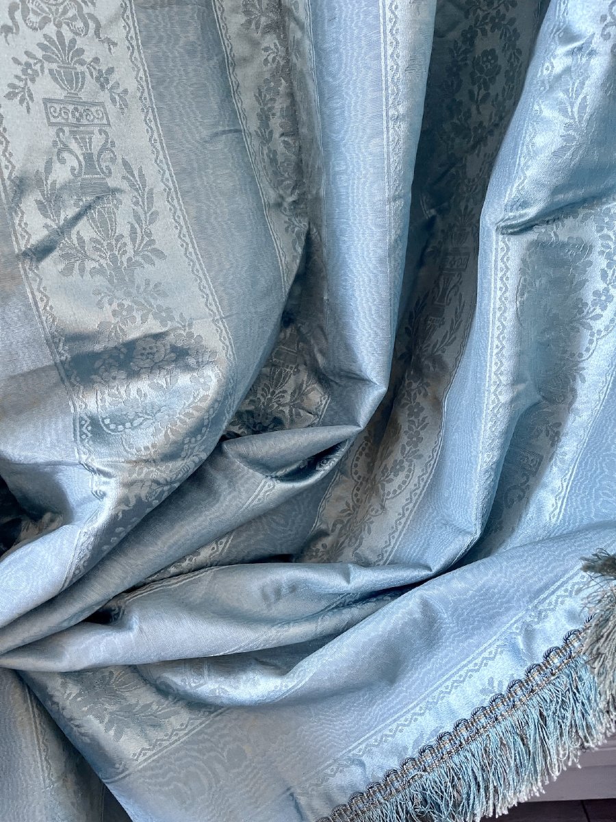Paire De Rideaux En Soie Damas Bleu Ciel À Décor De Médaillons – Style Louis XVI-photo-3