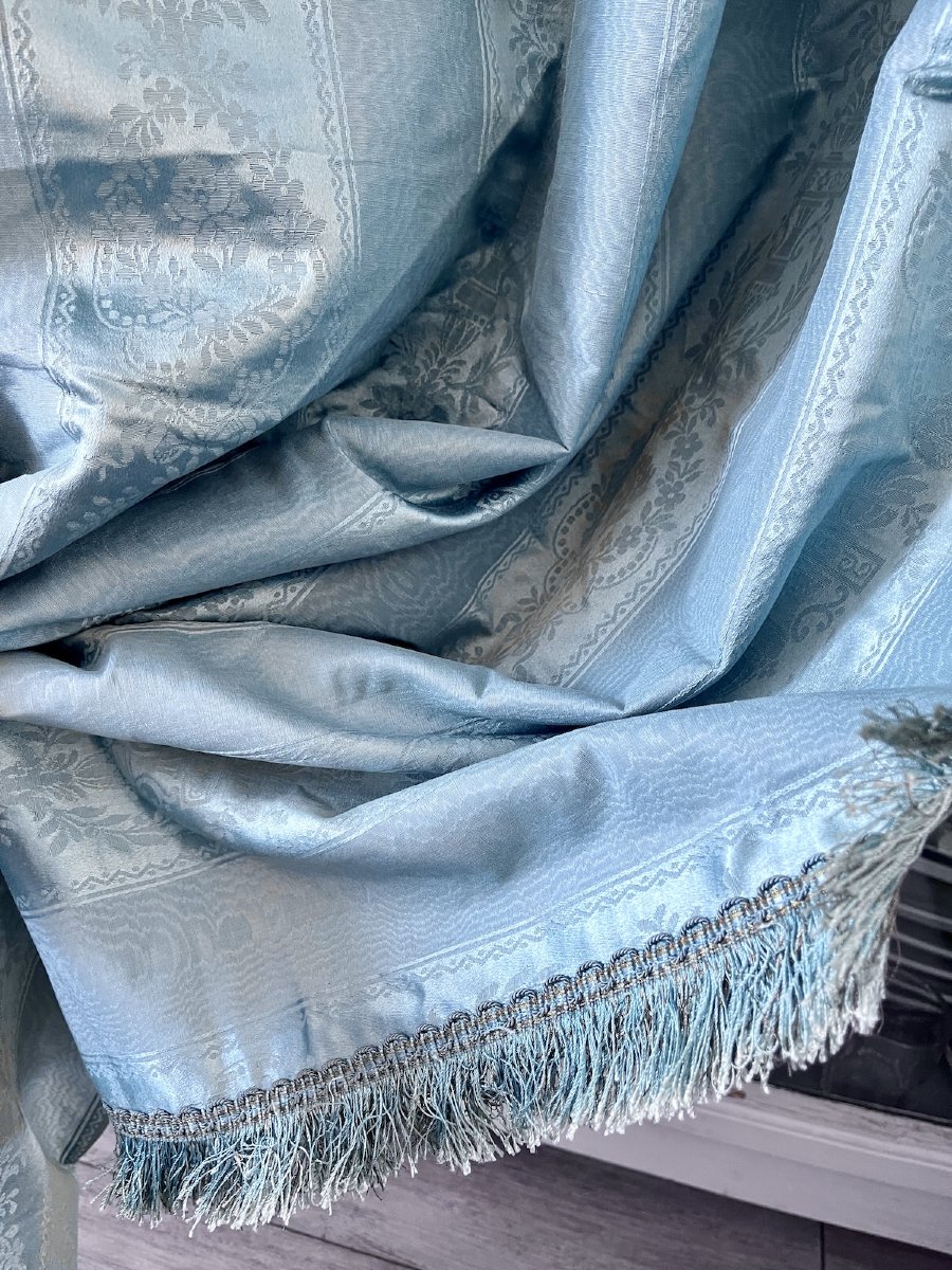 Paire De Rideaux En Soie Damas Bleu Ciel À Décor De Médaillons – Style Louis XVI-photo-4