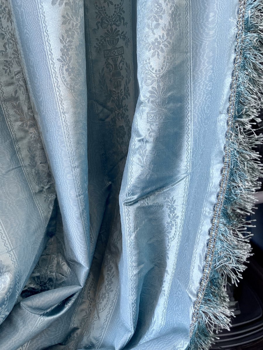 Paire De Rideaux En Soie Damas Bleu Ciel À Décor De Médaillons – Style Louis XVI-photo-6
