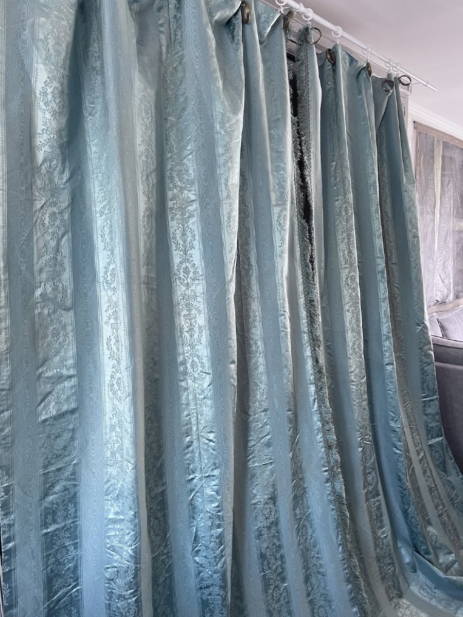 Paire De Rideaux En Soie Damas Bleu Ciel À Décor De Médaillons – Style Louis XVI