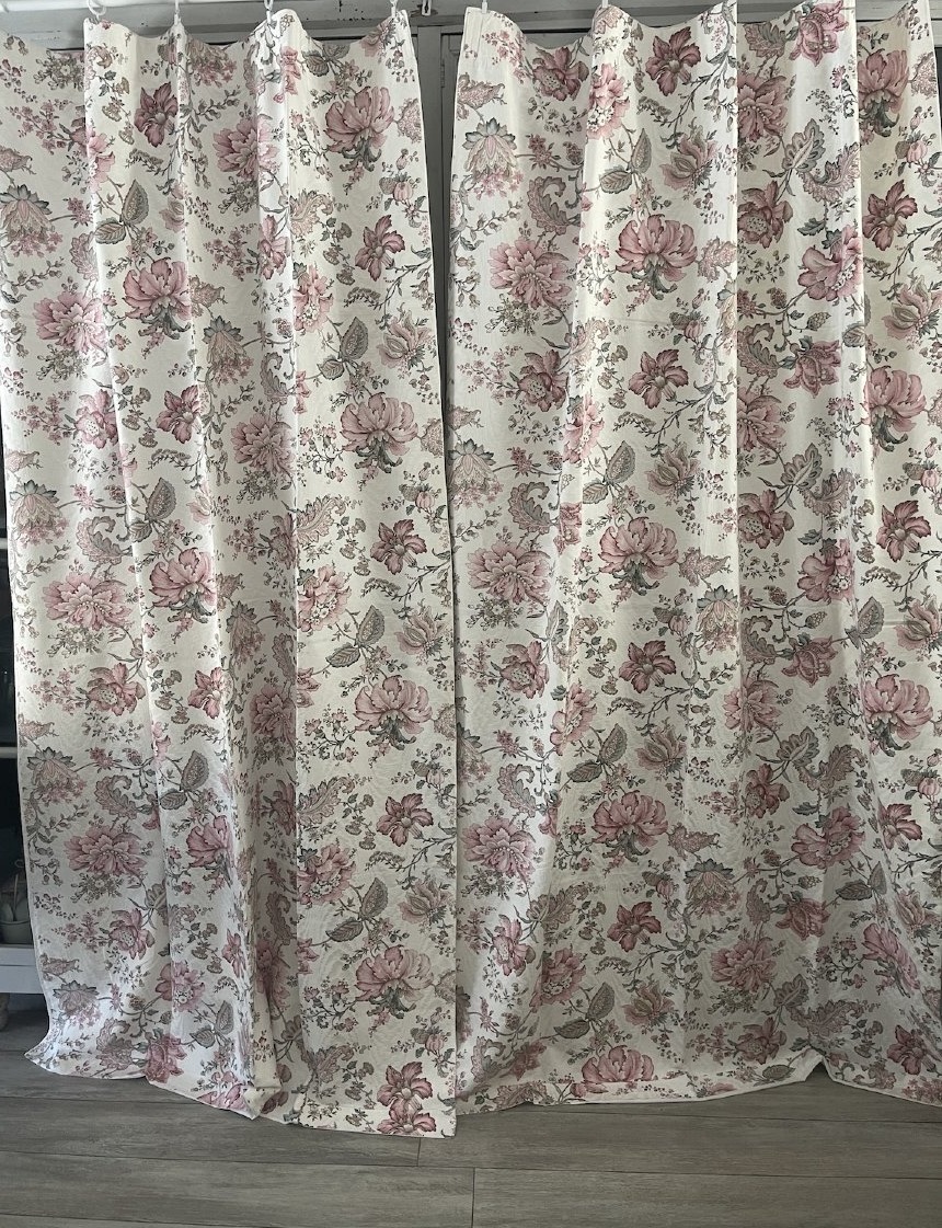 Première Paire de rideaux à décor floral sur fond damassé – Doublés – XXᵉ siècle-photo-2