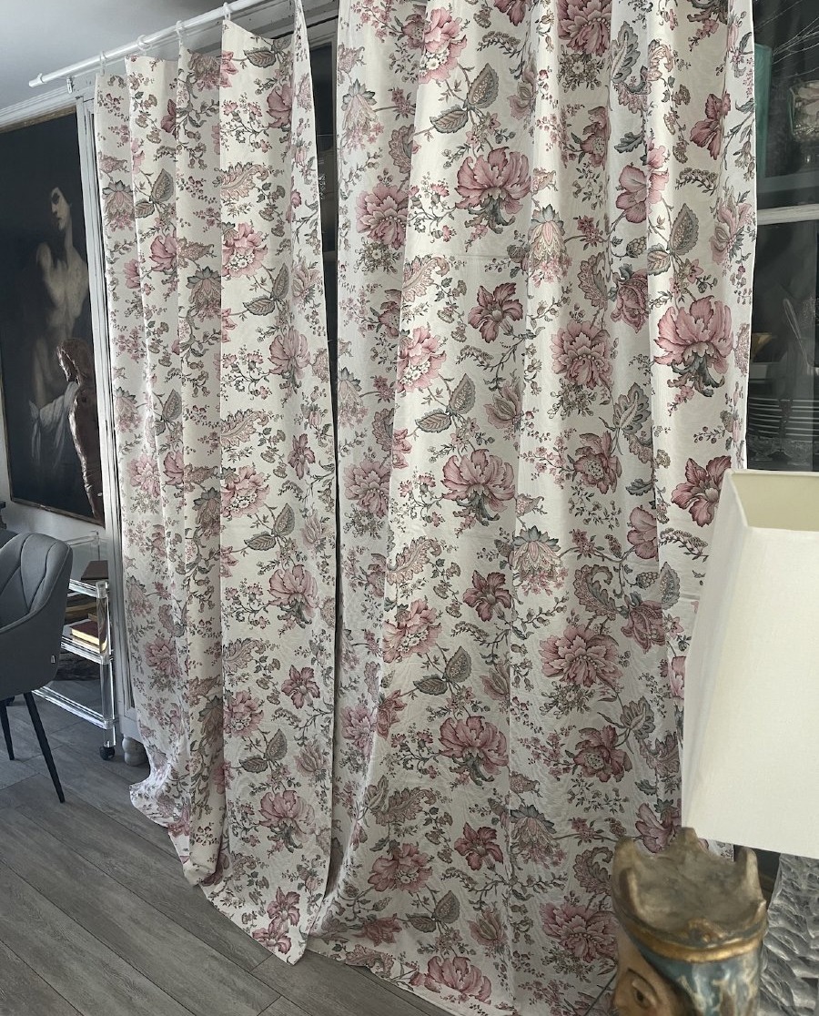 Première Paire de rideaux à décor floral sur fond damassé – Doublés – XXᵉ siècle-photo-3