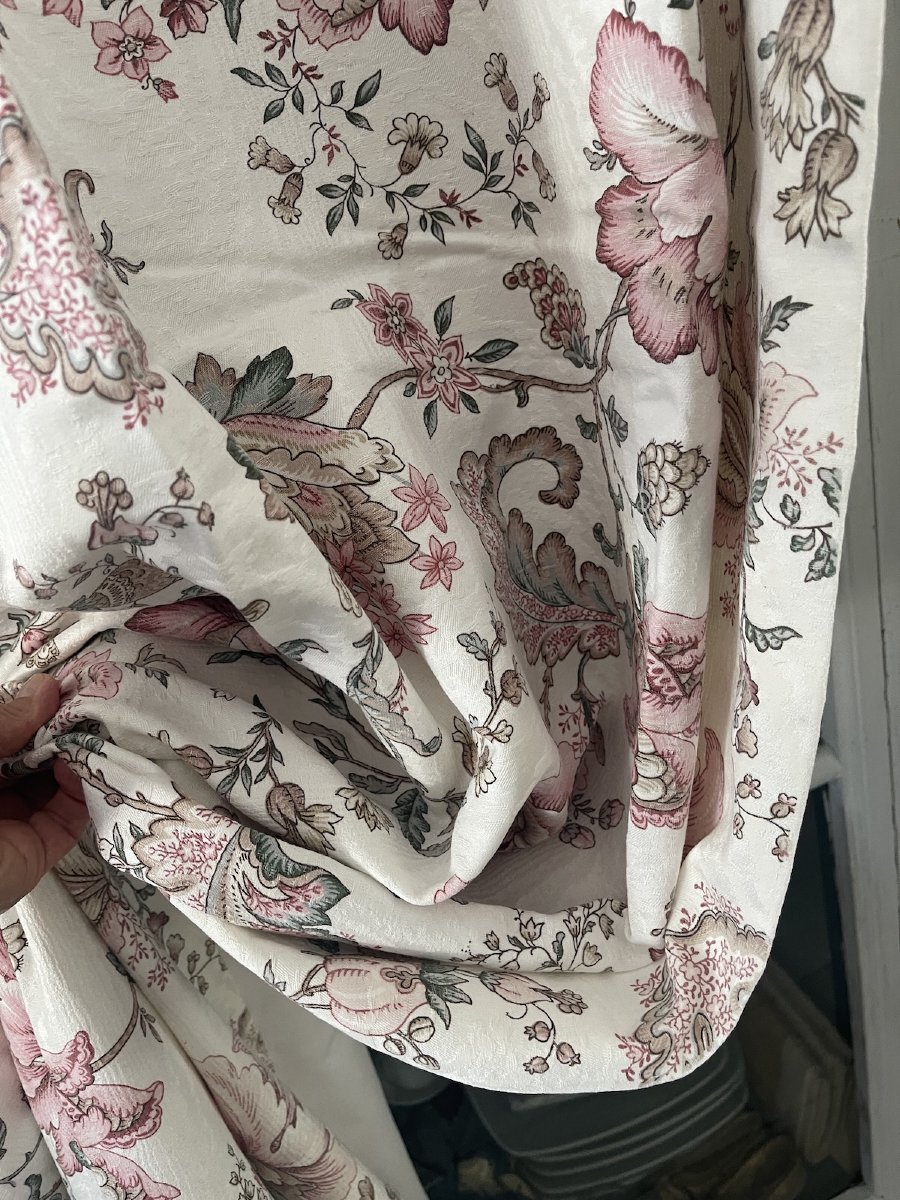 Première Paire de rideaux à décor floral sur fond damassé – Doublés – XXᵉ siècle-photo-5