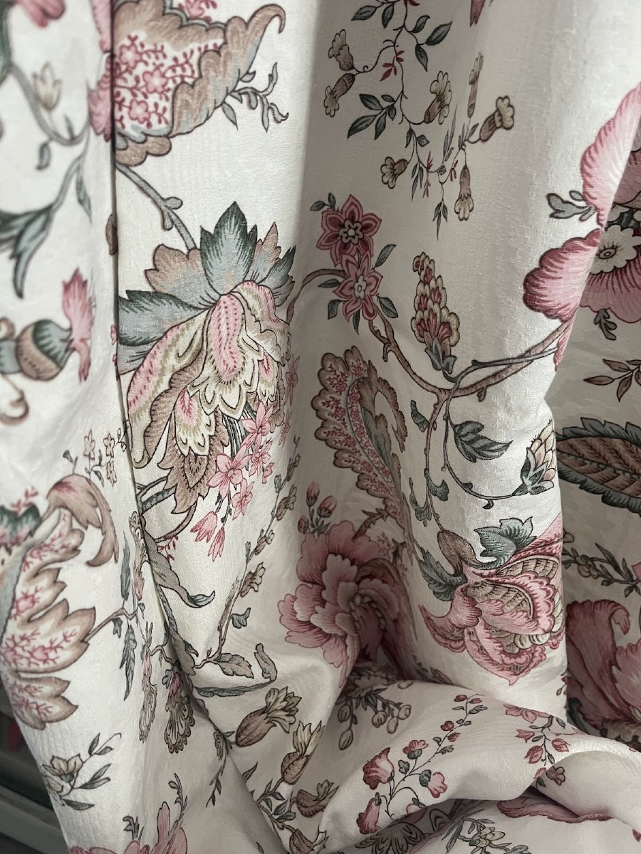 Première Paire de rideaux à décor floral sur fond damassé – Doublés – XXᵉ siècle-photo-6