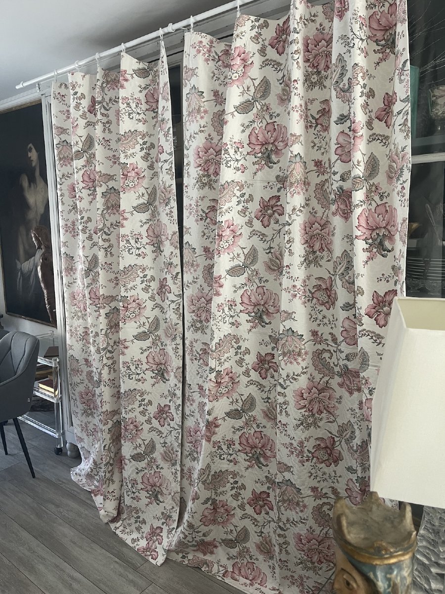 Second Pair Of Curtains With Floral Motifs On A Damask Background – Lined – 20th Century