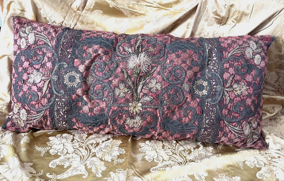 Coussin d'apparat réalisé à partir d'une broderie de cour du XVIIᵉ siècle 90 cm x 45 cm-photo-2