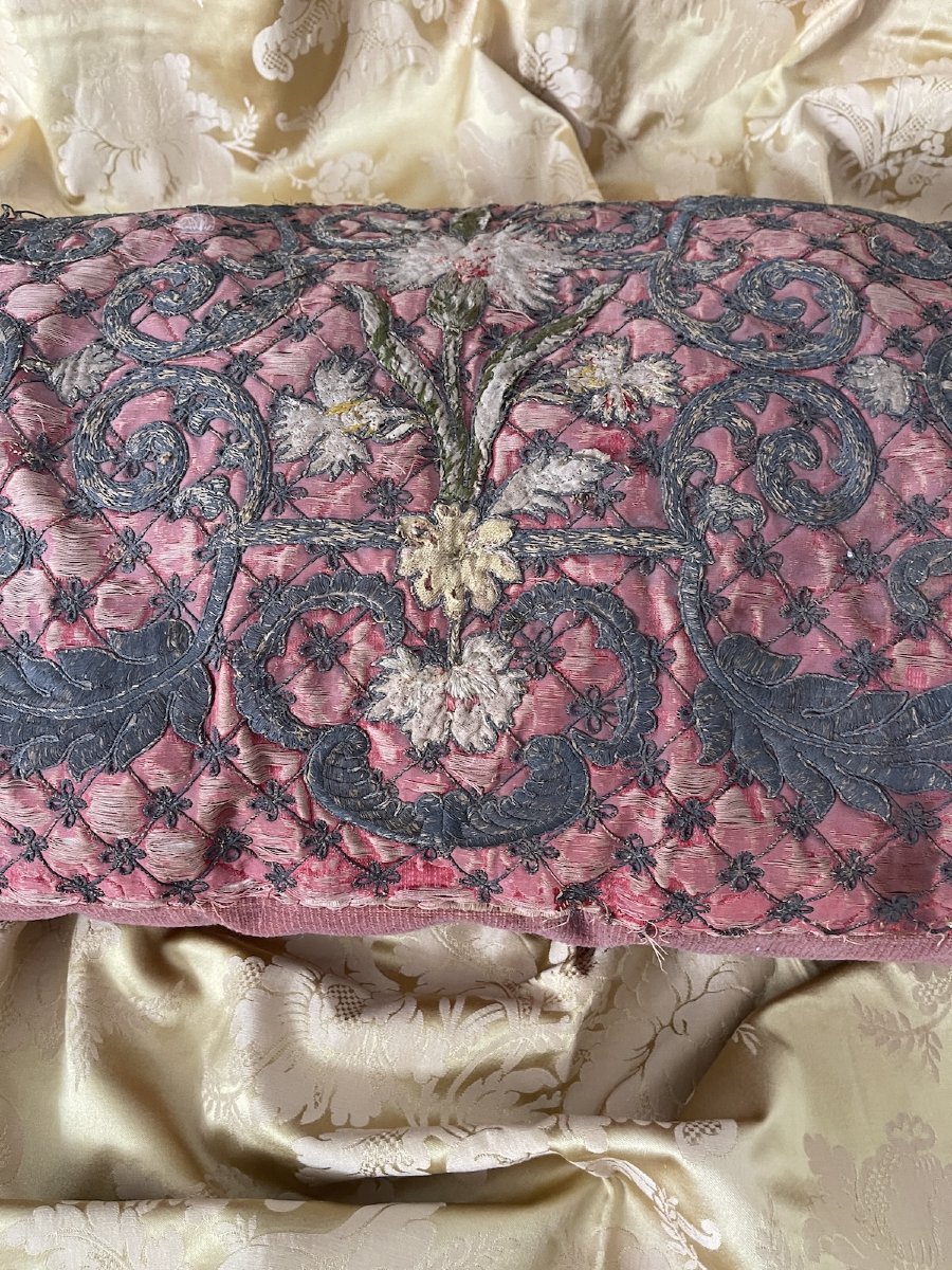 Coussin d'apparat réalisé à partir d'une broderie de cour du XVIIᵉ siècle 90 cm x 45 cm-photo-3