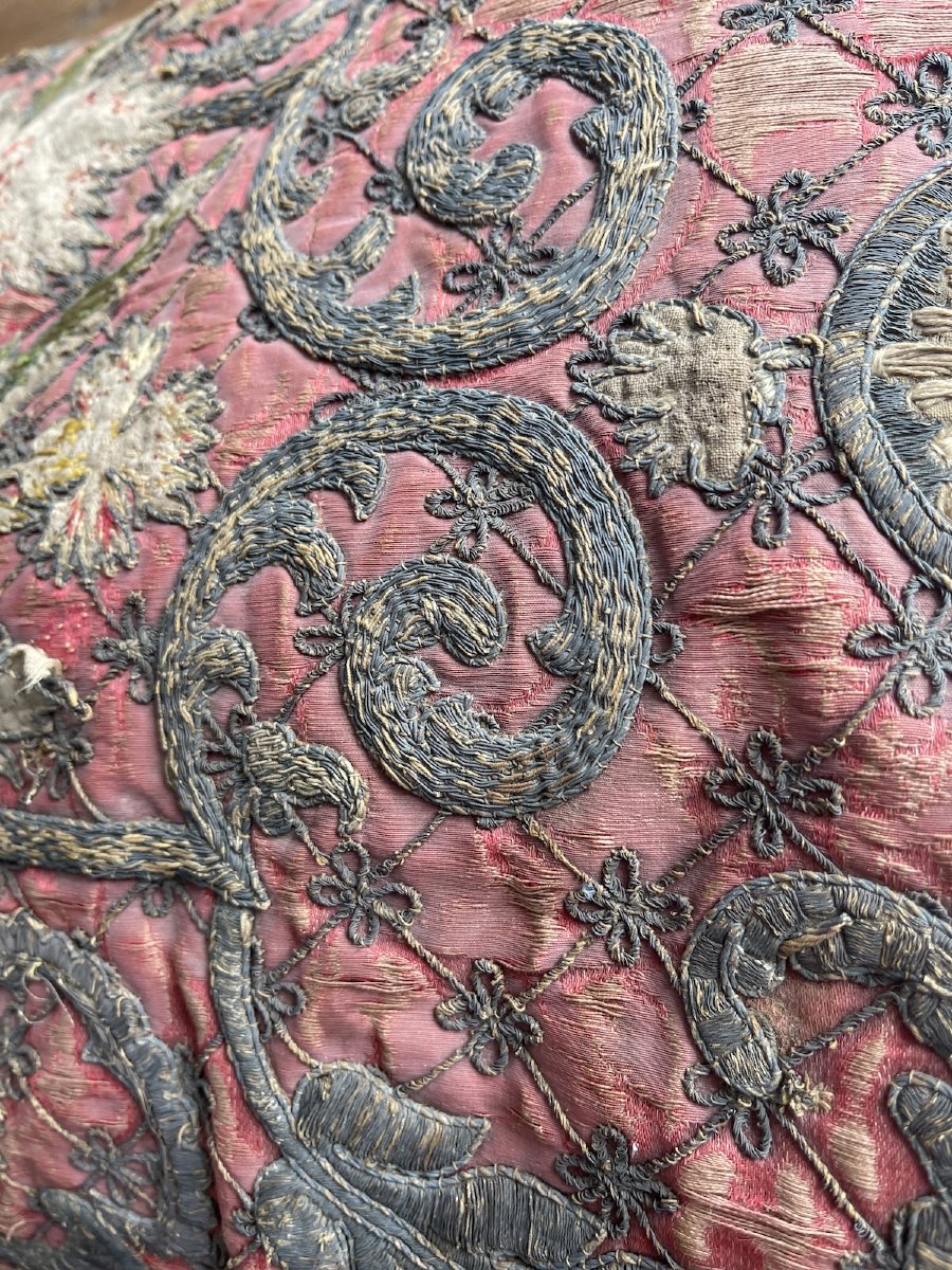Coussin d'apparat réalisé à partir d'une broderie de cour du XVIIᵉ siècle 90 cm x 45 cm-photo-2
