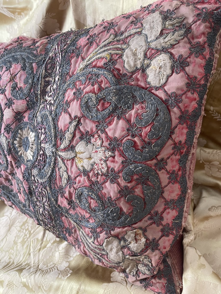 Coussin d'apparat réalisé à partir d'une broderie de cour du XVIIᵉ siècle 90 cm x 45 cm-photo-5