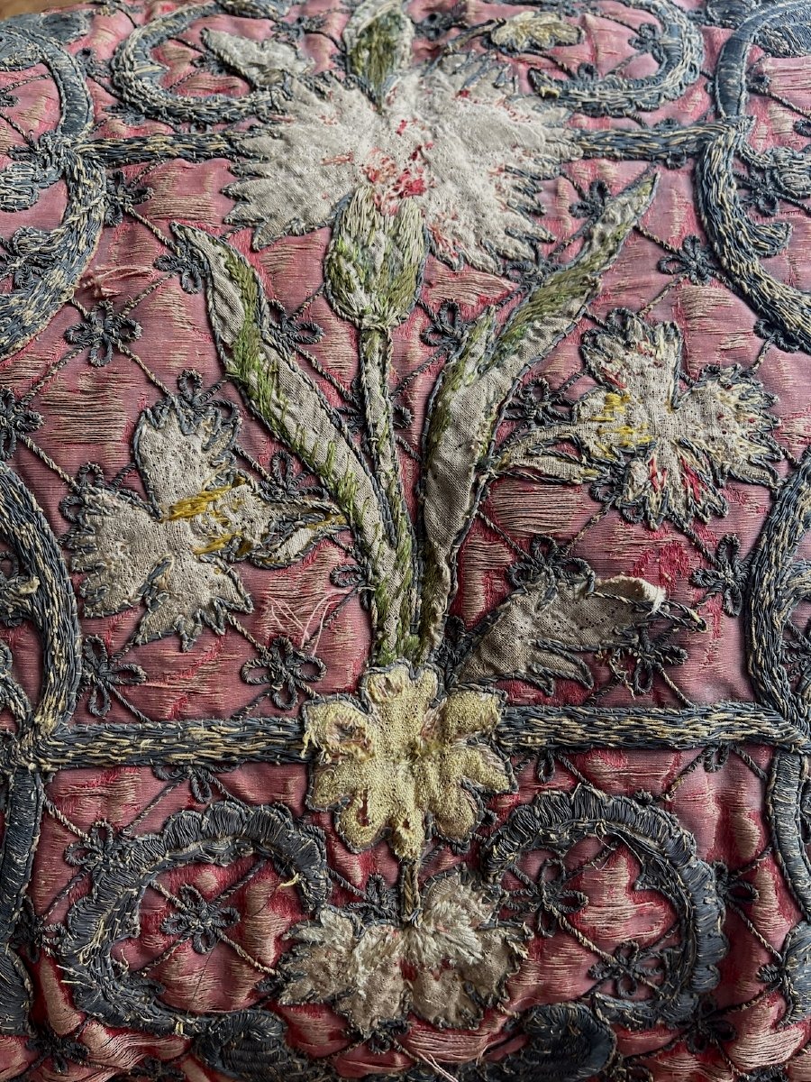 Coussin d'apparat réalisé à partir d'une broderie de cour du XVIIᵉ siècle 90 cm x 45 cm-photo-1