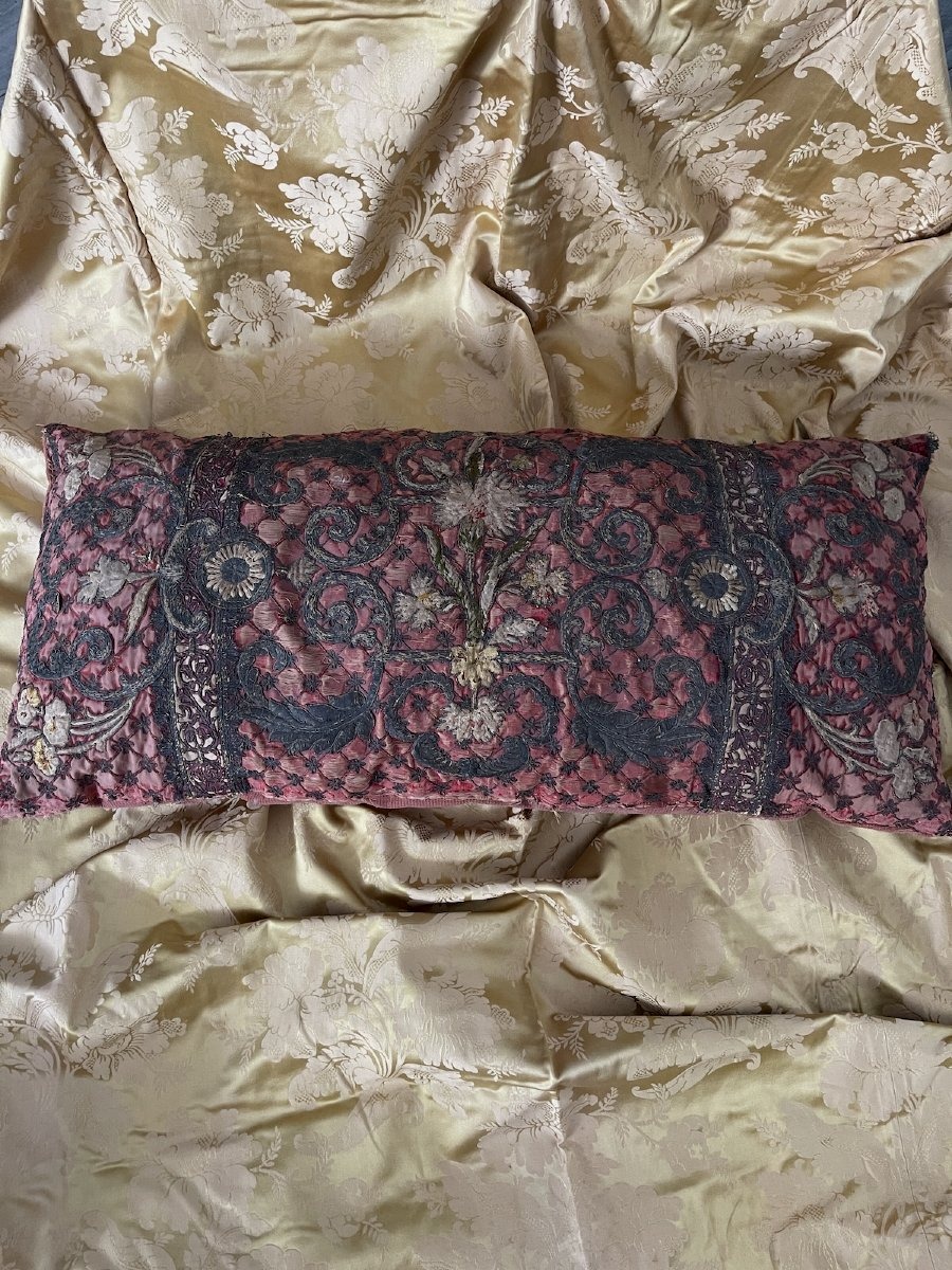 Coussin d'apparat réalisé à partir d'une broderie de cour du XVIIᵉ siècle 90 cm x 45 cm-photo-4