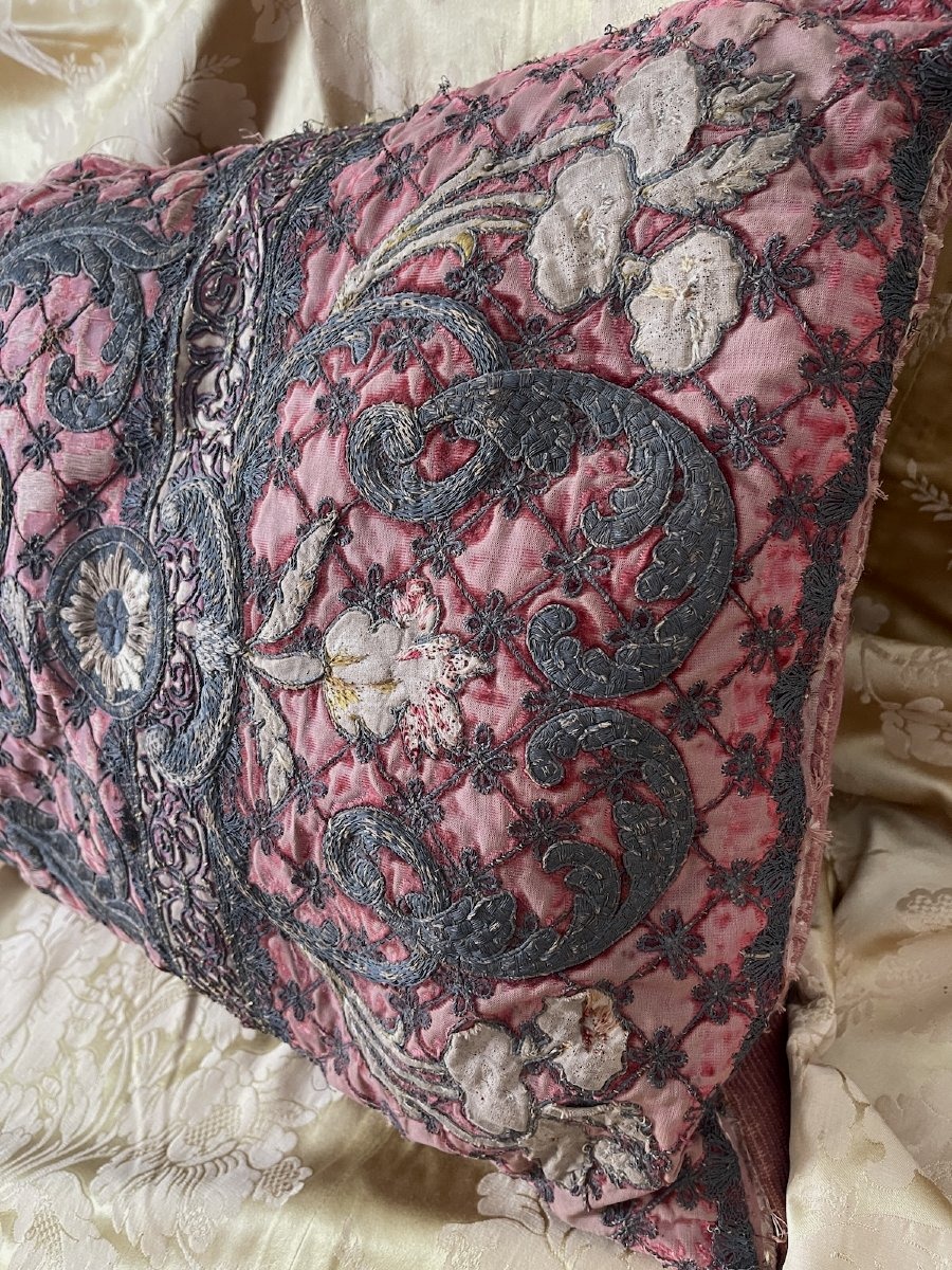 Coussin d'apparat réalisé à partir d'une broderie de cour du XVIIᵉ siècle 90 cm x 45 cm