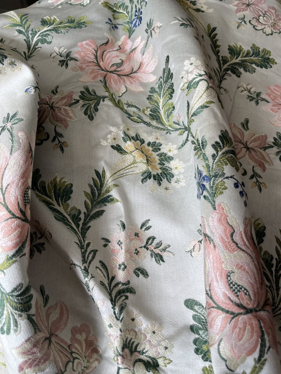 Fragment de Soie Jacquard à Décor Floral – Vintage de Prestige