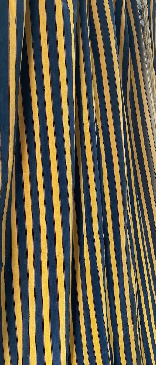 Un rideau  portière Art Déco en velours rayé bleu et jaune doré -photo-2