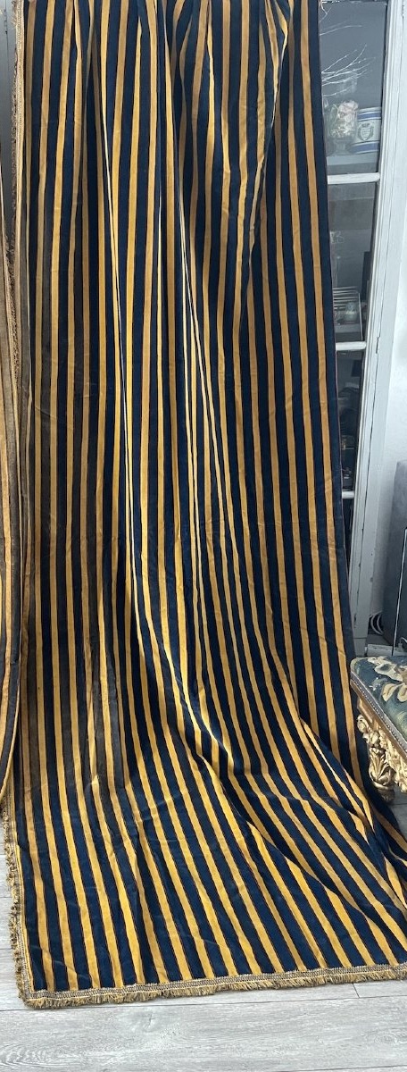 Un rideau  portière Art Déco en velours rayé bleu et jaune doré -photo-1