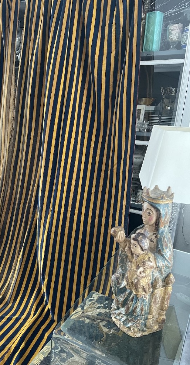 Un rideau  portière Art Déco en velours rayé bleu et jaune doré 