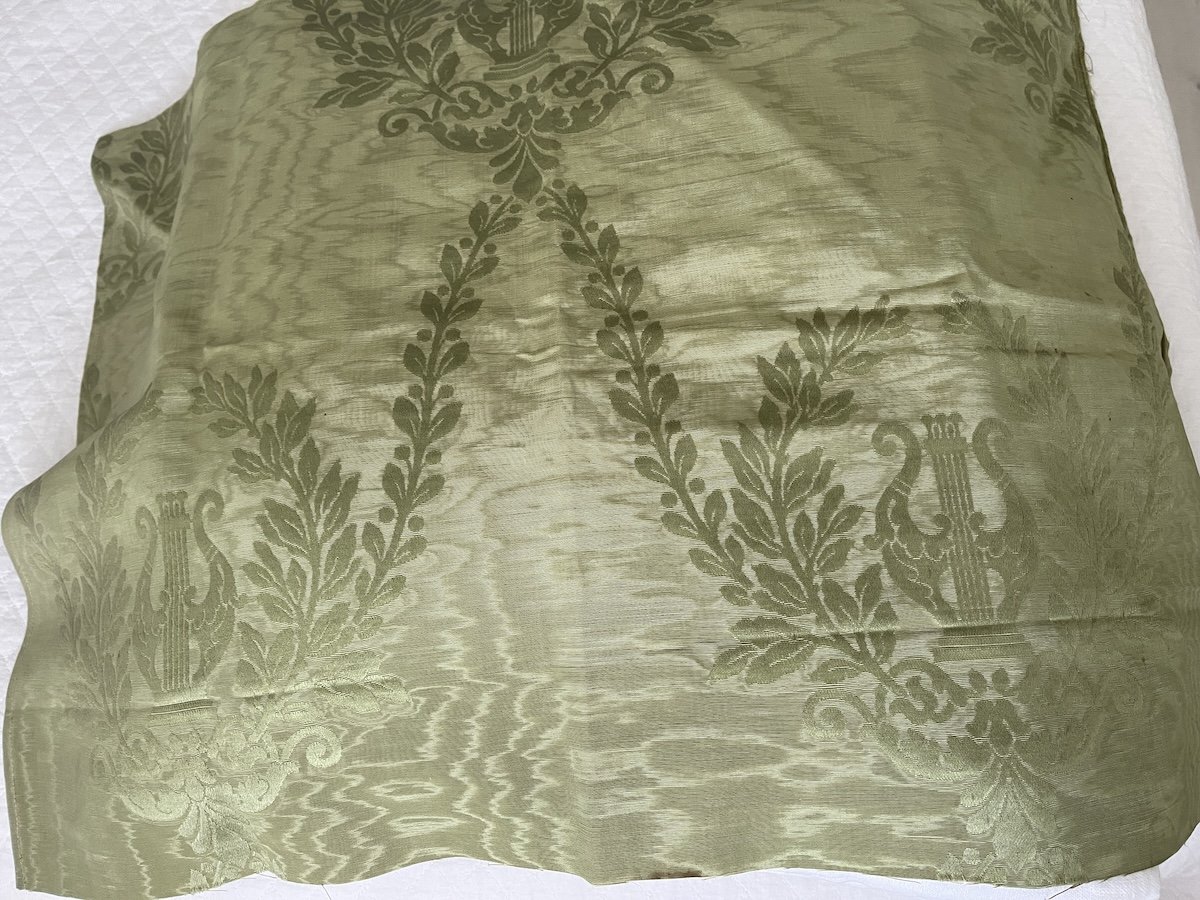 Fragment de soie moirée à décor de lyres – Fin du XIXᵉ siècle, couleur vert tilleul-photo-3