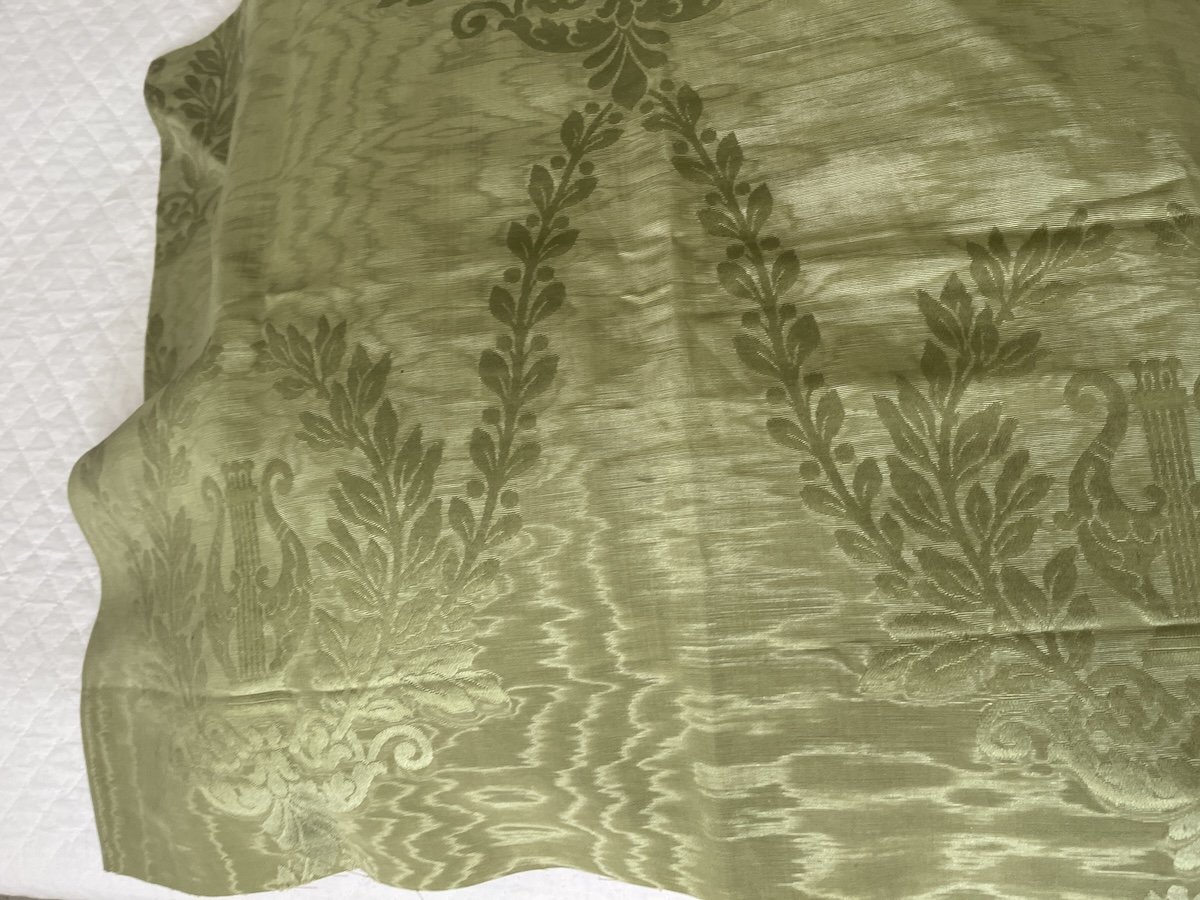 Fragment de soie moirée à décor de lyres – Fin du XIXᵉ siècle, couleur vert tilleul-photo-1