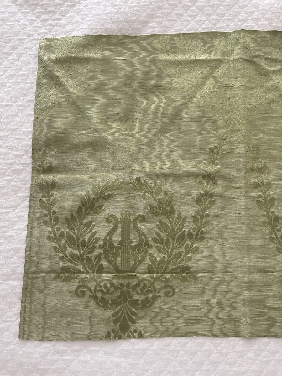 Fragment de soie moirée à décor de lyres – Fin du XIXᵉ siècle, couleur vert tilleul-photo-2