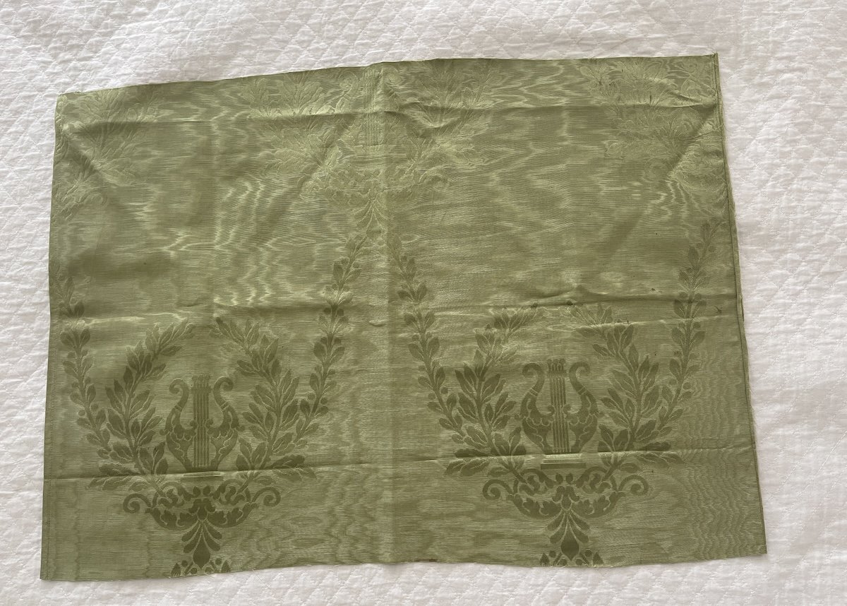 Fragment de soie moirée à décor de lyres – Fin du XIXᵉ siècle, couleur vert tilleul-photo-3
