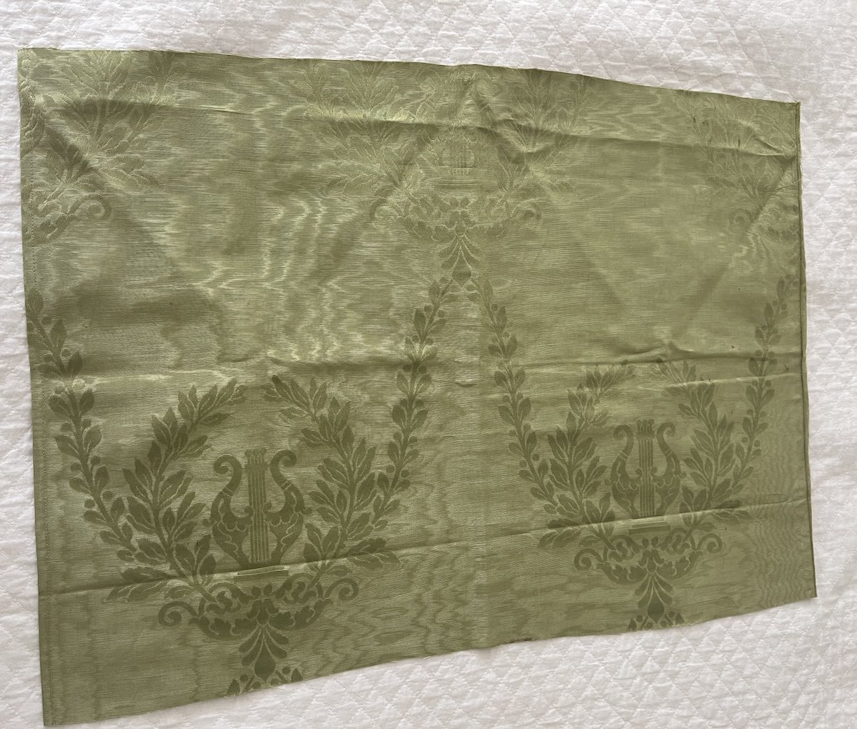 Fragment de soie moirée à décor de lyres – Fin du XIXᵉ siècle, couleur vert tilleul-photo-4